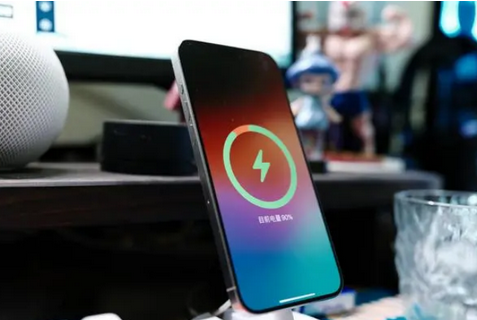 永嘉苹果15换屏服务分享用什么充电器给iPhone15充电更好 